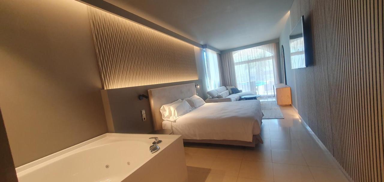 Habitación Deluxe con terraza, vistas al mar y acceso a la piscina - 1 cama extragrande
